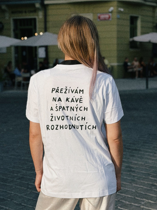 Triko přežívám na kávě